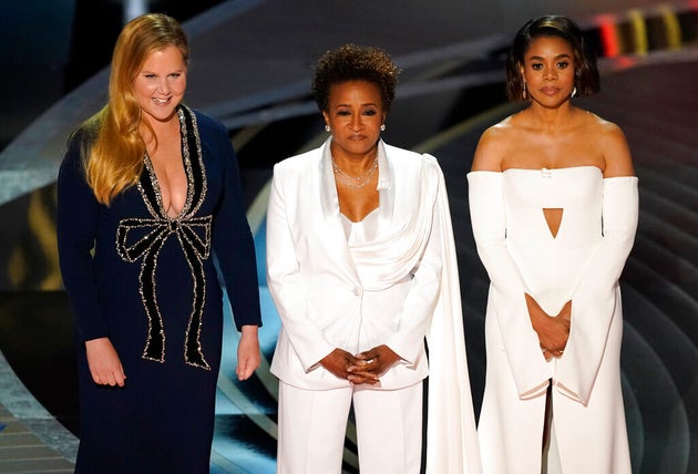 第94回アカデミー賞授賞式の司会者を務めた、エイミー・シューマー(左)、ワンダ・サイクス(中央)、レジーナ・ホール(右)