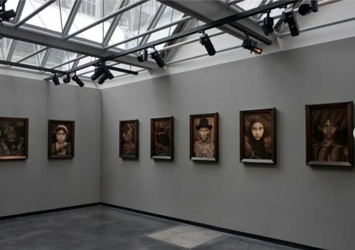 Αποψη της έκθεσης του Εργουιν Ολαφ στην γκαλερί Hammiltons στο Λονδίνο
