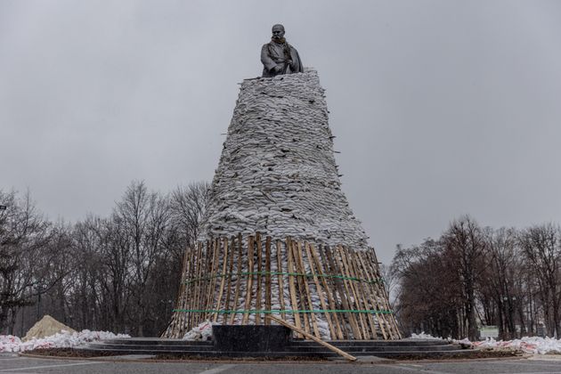 À Karkhiv, face aux bombardements incessants, la statue du poète ukrainien Taras Chevchenko a été protégée...