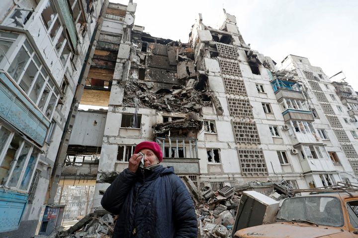 Η Bαλεντίνα Ντεμούρα, 70 ετών, αντιδρά δίπλα στο κτίριο όπου το διαμέρισμά της, καταστράφηκε κατά τη διάρκεια της σύγκρουσης Ουκρανίας-Ρωσίας, στην πολιορκημένη νότια πόλη-λιμάνι της Μαριούπολης της Ουκρανίας, στις 27 Μαρτίου 2022. 