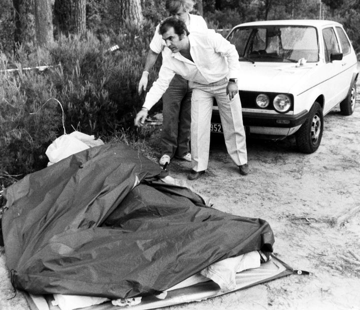 Ένας άντρας σκεπάζει το άψυχο σώμα Ναντίν Μοριό, από τη Γαλλία, που σκοτώθηκε μαζί με τον φίλο της Ζαν - Μισέλ Κραβσιβιλι στο Σαν Καστιλιάνο Βαλ Ντι Πέσα της Ιταλίας. Φωτογραφία αρχείου από τις 9 Σεπτεμβρίου 1985. 