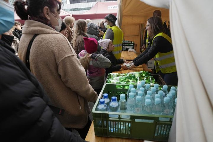 Ουκρανοί πρόσφυγες λαμβάνουν φαγητό στον κεντρικό σιδηροδρομικό σταθμό στη Βαρσοβία της Πολωνίας, Κυριακή 27 Μαρτίου 2022. 