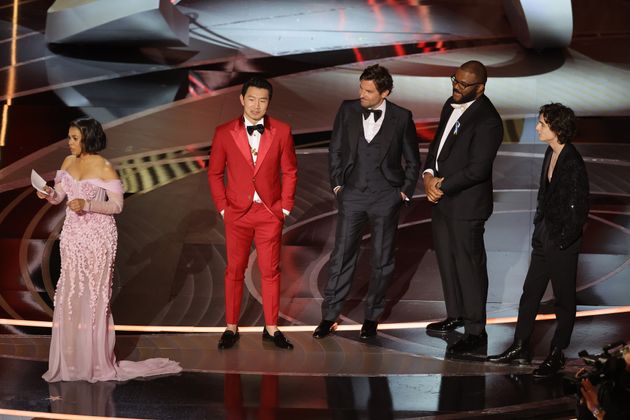 左から俳優で授賞式で司会者の1人を務めたレジーナ・ホール、そこから順に俳優のシム・リウ、ブラッドリー・クーパー、タイラー・ペリー、ティモシー・シャラメ（3月28日午前に開かれた第94回アカデミー賞授賞式）