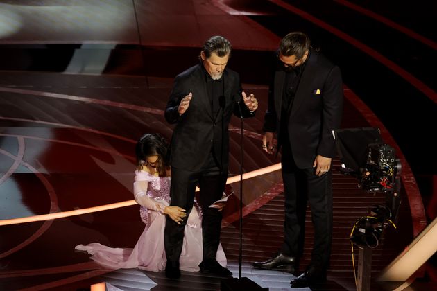 左から、俳優で授賞式で司会者の1人を務めたレジーナ・ホールと彼女に触れられる俳優のジョシュ・ブローリン、その様子を見ている俳優のジェイソン・モモア