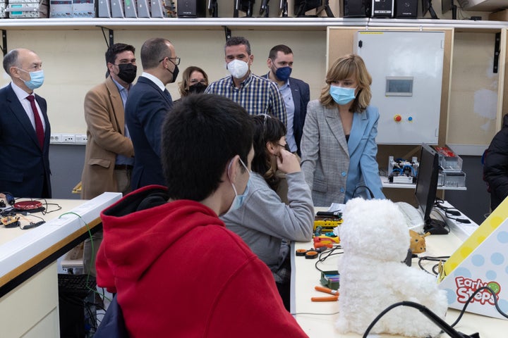 La ministra de Educación, Pilar Alegría, durante una visita a un instituto en Zaragoza.
