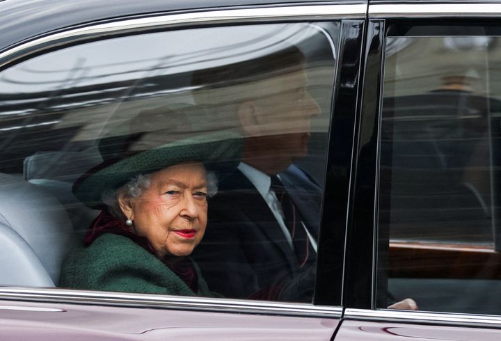 Isabel II y el príncipe Andrés, a su llegada a la Abadía de Westminster.