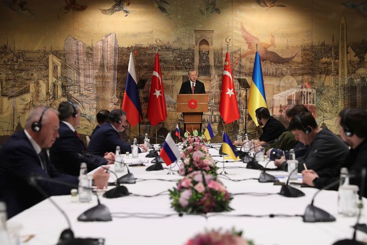 Turkish President Recep Tayyip Erdogan, center, gives a speech to welcome the Russian, left, and Ukrainian delegations ahead of their talks, in Istanbul, Turkey, on March 29, 2022. 