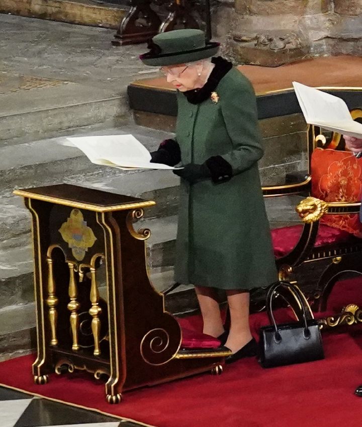 Isabel II, durante la misa en recuerdo a su marido.