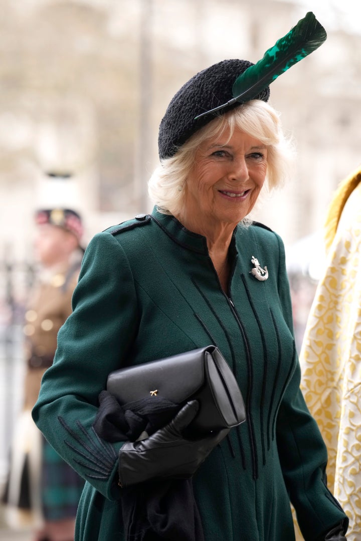 Camilla Parker, con un broche en recuerdo a Felipe de Edimburgo.