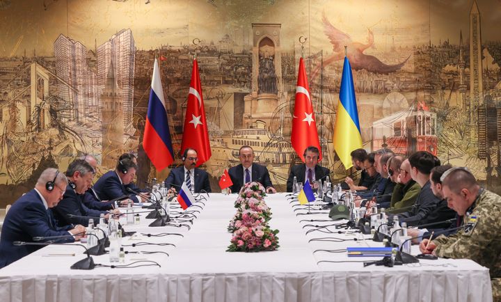 Ο Τούρκος υπουργός Εξωτερικών Μεβλούτ Τσαβούσογλου (στο κέντρορ) εκφωνεί ευχαριστήρια ομιλία κατά τη διάρκεια των ειρηνευτικών συνομιλιών μεταξύ αντιπροσωπειών από τη Ρωσία και την Ουκρανία στο Προεδρικό Γραφείο στο Ντολμάμπαχτσε της Κωνσταντινούπολης, Τουρκία στις 29 Μαρτίου 2022. .