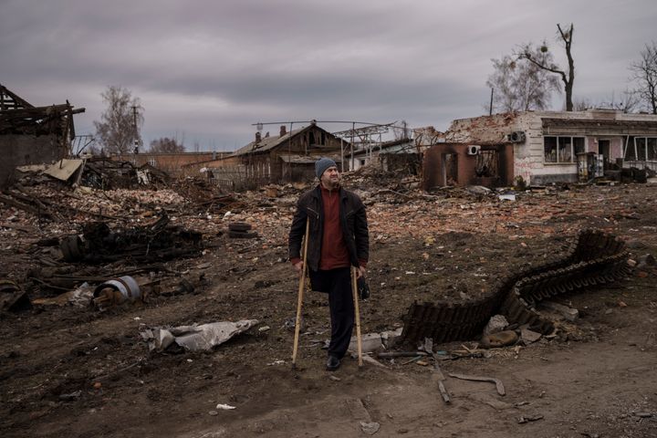 Un residente, junto a los restos de un tanque ruso destruido en la localidad de Trostsyanets.