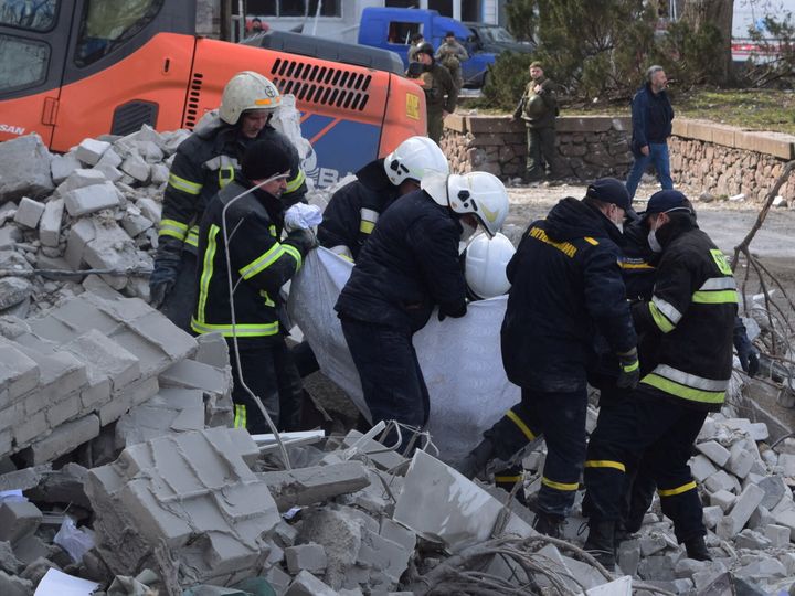 Οι διασώστες απομακρύνουν ένα άτομο από το κτίριο της περιφερειακής διοίκησης που χτυπήθηκε από πυραύλους κρουζ, καθώς η επίθεση της Ρωσίας στην Ουκρανία συνεχίζεται, στο Mικολάιφ,