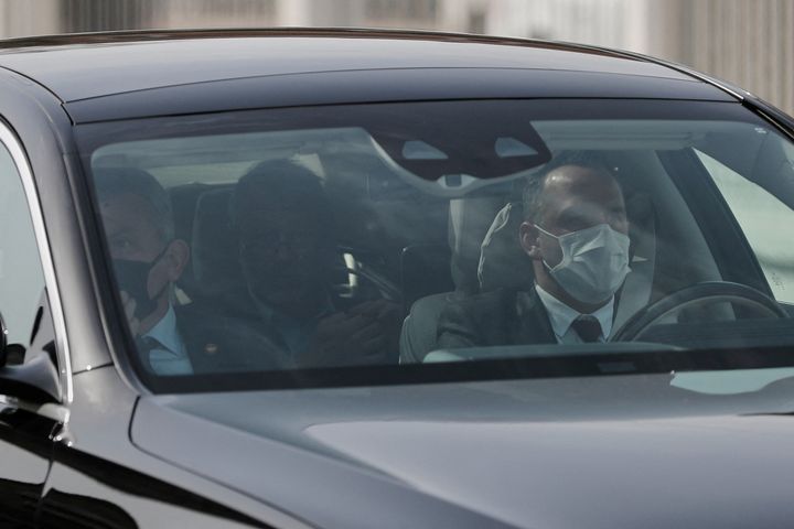 Ο Ρώσος δισεκατομμυριούχος Ρομάν Αμπράμοβιτς φεύγει από το Προεδρικό Γραφείο Εργασίας του Ντολμάμπαχτσε με αυτοκίνητο μετά τις συνομιλίες μεταξύ Ρώσων και Ουκρανών διαπραγματευτών στην Κωνσταντινούπολη, Τουρκία, 29 Μαρτίου 2022. REUTERS/Κεμάλ Ασλάν