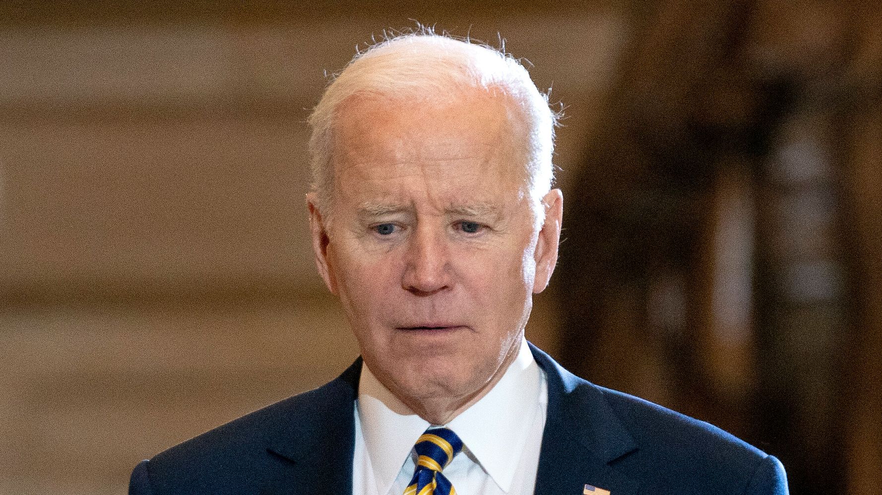 Joe Biden, sceptique, la Russie réduit ses opérations à Kiev