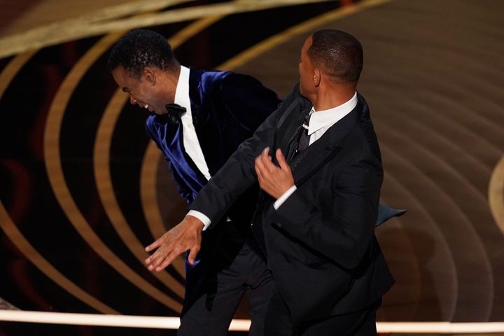アカデミー賞授賞式で、ウィル・スミス（右）が司会者のクリス・ロックを平手打ちした。（2022年3月27日）