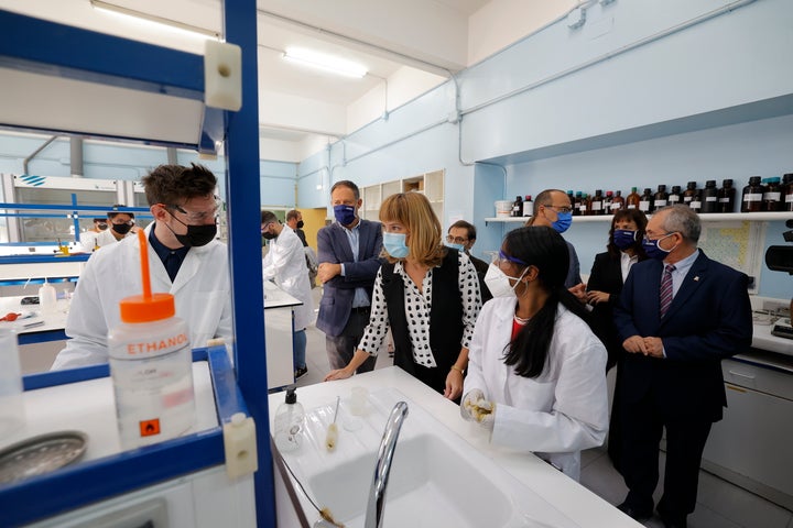 La ministra de Educación, Pilar Alegría, durante una visita a un instituto en Zaragoza.
