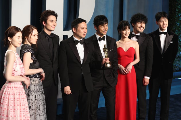 授賞式後に行われるアフターパーティーに参加した(左から)パク・ユリムさん、霧島れいかさん、岡田将生さん、濱口竜介監督、西島秀俊さん、ソニア・ユアンさん、ジン・デヨンさん、アン・フィテさん