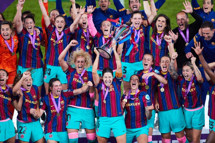 Losada levantando la Champions tras ganar la final femenina el 16 de mayo de 2021.