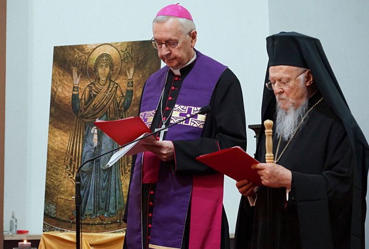 Ο οικουμενικός Πατριάρχης Βαρθολομαίος μαζί με τον επικεφαλής των καθολικών επισκόπων στην Πολωνία για την υποδοχή προσφύγων από την Ουκρανία.29 Μαρτίου 2022