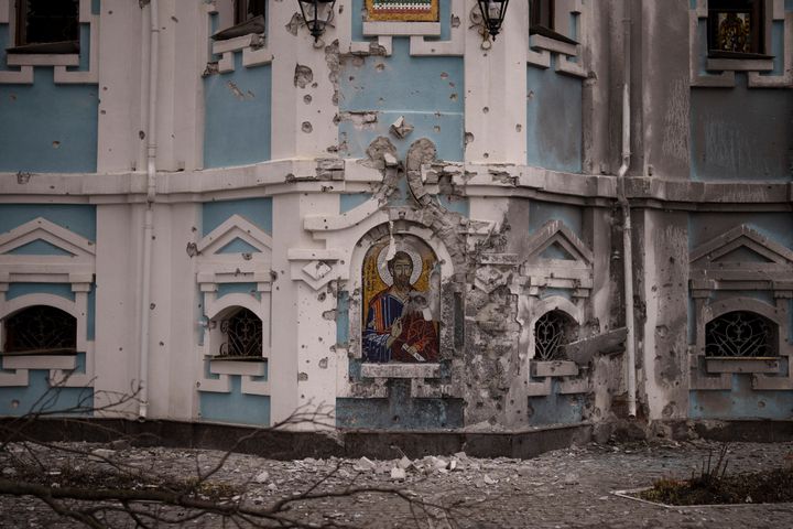 27 Μαρτίου 2022 - Κατεστραμμένη εκκλησία στο Χάρκοβο 2022 έπειτα από την επίθεση των Ρώσων. ΤουλάχιστοIn a post Tuesday, March 29, 2022, Ukraine’s military said Russia has destroyed more than 60 religious buildings across the country in just over a month of war. (AP Photo/Felipe Dana, File)