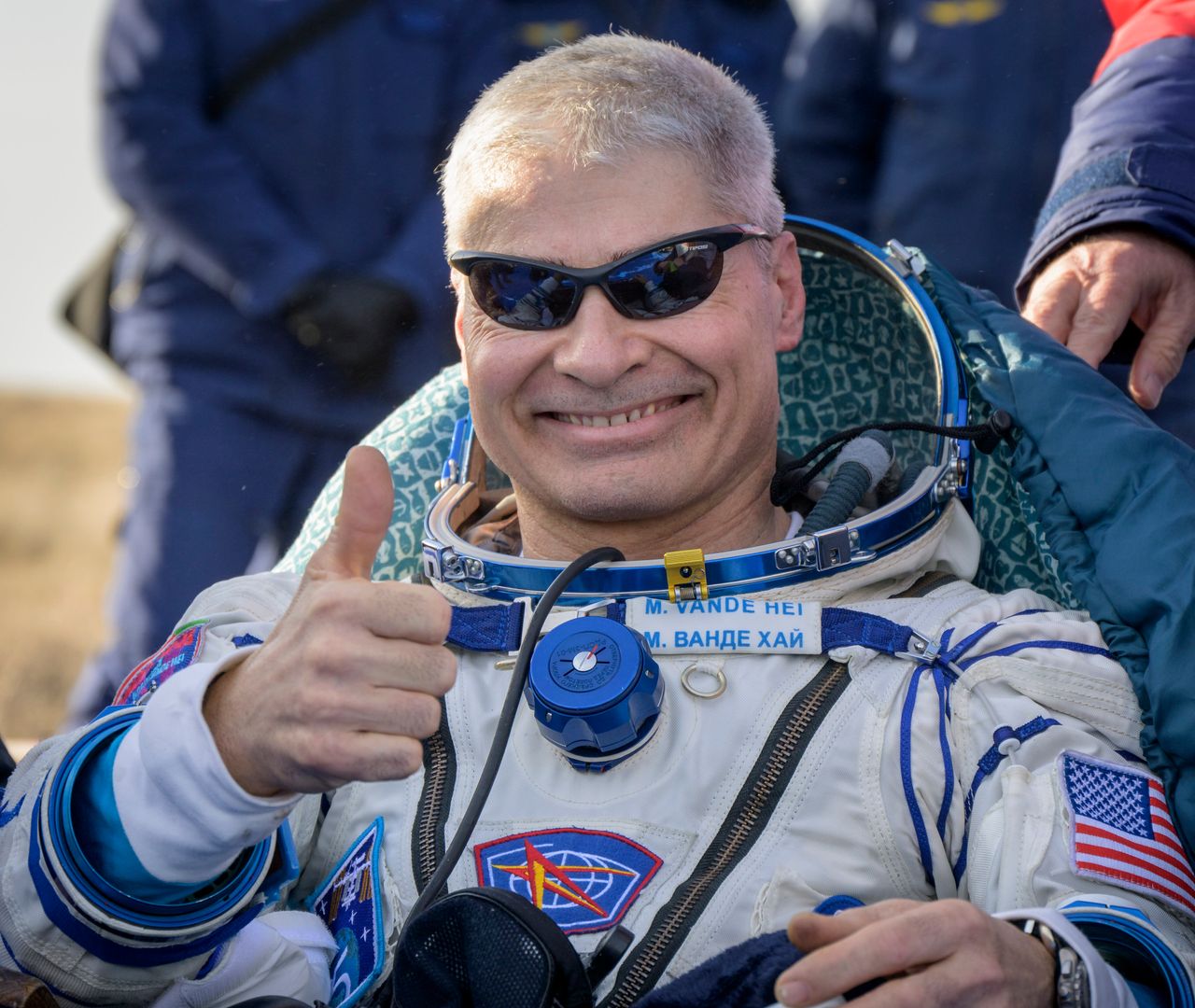 Μαρκ Βάντε Χάι μετά την προσγείωση της διαστημικής κάψουλας Soyuz στο Καζακστάν