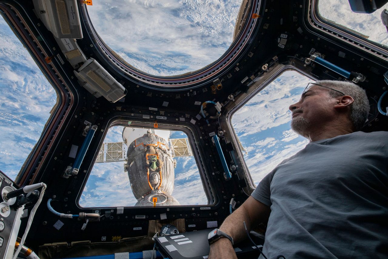 Σε αυτήν τη φωτογραφία που παρέχεται από τη NASA, ο Αμερικανός αστροναύτης και μηχανικός πτήσης της Expedition 66 Mαρκ Βάντε Χάι κοιτάζει τη Γη κάτω από το παράθυρο του Διεθνούς Διαστημικού Σταθμού στις 4 Φεβρουαρίου 2022.