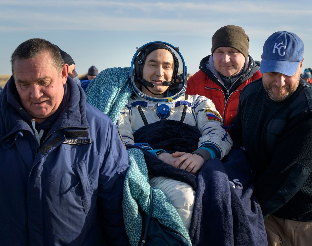 Ο Ρώσος κοσμοναύτης της Expedition 66 Πιότρ Ντουμπρόφ μεταφέρεται σε μια ιατρική σκηνή λίγο μετά την προσγείωση του μαζί με τα μέλη του πληρώματος Mαρκ Βάντε Χάι της NASA και Aντον Σκαπλέροφ της Roscosmos με το διαστημόπλοιό τους Soyuz MS-19 κοντά στην πόλη Zhezkazgan του Καζακστάν την Τετάρτη, 30 Μαρτίου. 2022.