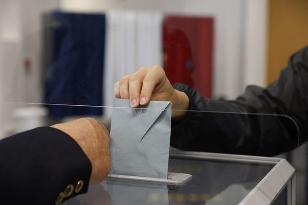 Image d'illustration - Un bulletin de vote glissé dans l'urne, en France, 27 juin