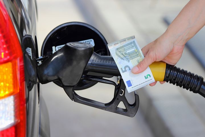 Una persona echando gasolina a su vehículo.