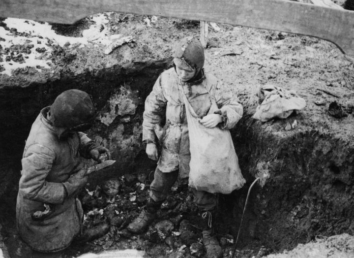 Δύο αγόρια που βρήκαν μια κρύπτη με πατάτες κατά τη διάρκεια του ανθρωπογενούς λιμού του Γολoντομόρ στην Ουκρανία, πρώην Σοβιετική Ένωση, Άνοιξη του 1934. Το φαγητό είχε κρυφτεί από μια ηλικιωμένη γυναίκα, η οποία δέχθηκε επιδρομή από την GPU (μυστική αστυνομία) και απελάθηκε στη Σιβηρία για αποθησαύριση τροφίμων. Το φαγητό που βρήκαν τα αγόρια είχε αγνοηθεί από τους πράκτορες της GPU