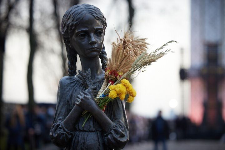 Επιμνημόσυνη δέηση για τα θύματα του Γολoντομόρ, ενός λιμού στη Σοβιετική Ουκρανία από το 1932 έως το 1933 που σκότωσε εκατομμύρια Ουκρανούς κατά την Ημέρα Μνήμης των Θυμάτων του, Κίεβο, πρωτεύουσα της Ουκρανίας στις 27 Νοεμβρίου 2021