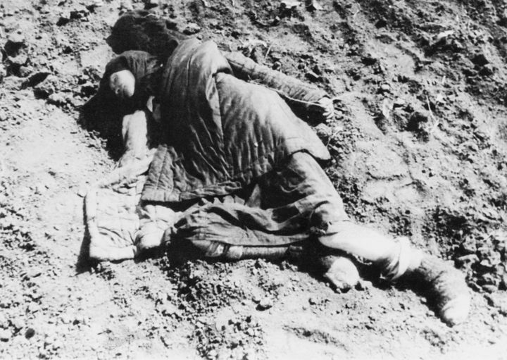 To πτώμα μιας νεαρής γυναίκας κοντά στην Πολτάβα κατά τη διάρκεια του ανθρωπογενούς λιμού του Γολοντομόρ στην Ουκρανία, πρώην Σοβιετική Ένωση, Άνοιξη 1934. (Φωτογραφία Daily Express/Hulton Archive/Getty Images)
