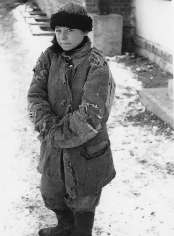 Ένα άστεγο αγροτόπαιδο στη Μόσχα μετά τον ανθρωπογενή λιμό του Holodomor στην Ουκρανία, πρώην Σοβιετική Ένωση, Άνοιξη 1934. (Φωτογραφία από Hulton Archive/Getty Images)