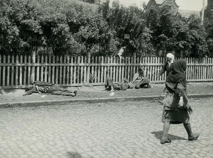 Πεινασμένοι αγρότες σε έναν δρόμο στο Χάρκοβο, 1933.