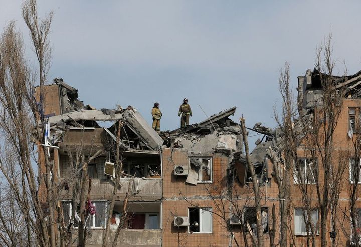 Πυροσβέστες πάνω σε ένα κτίριο κατοικιών που καταστράφηκε από βομβαρδισμούς κατά τη διάρκεια της σύγκρουσης Ουκρανίας-Ρωσίας στην ελεγχόμενη από τους αυτονομιστές πόλη του Ντόνετσκ της Ουκρανίας, 30 Μαρτίου 2022. REUTERS/Alexander Ermochenko