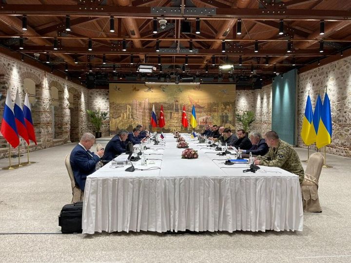 Μέλη της ουκρανικής αντιπροσωπείας παρευρίσκονται στις συνομιλίες με Ρώσους διαπραγματευτές, καθώς η επίθεση της Ρωσίας στην Ουκρανία συνεχίζεται, στην Κωνσταντινούπολη, Τουρκία, 29 Μαρτίου 2022.