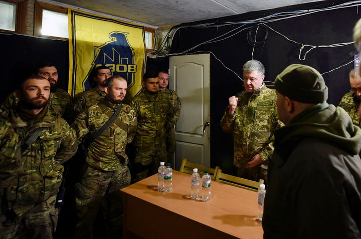 Ο πρώην Πρόεδρος της Ουκρανίας Πέτρο Ποροσένκο, δεύτερος δεξιά, μιλά σε αξιωματικούς του Αποσπάσματος Ειδικών Επιχειρήσεων "Azov", πιο γνωστό ως Τάγμα Aζόφ, κοντά στη γραμμή του μετώπου στο Svetlodarsk, στην περιοχή του Ντόνετσκ, στην Ουκρανία, Πέμπτη, Μάρτιο. 14, 2019.