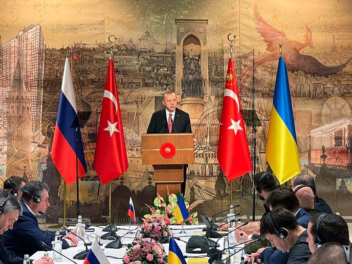 Turkish President Recep Tayyip Erdogan, center, gives a speech to welcome the Russian, left, and Ukrainian delegations ahead of their talks, in Istanbul, on March 29, 2022.