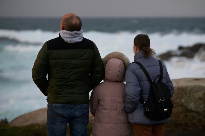 Una familia observa el oleaje tras un temporal, en una foto de archivo.