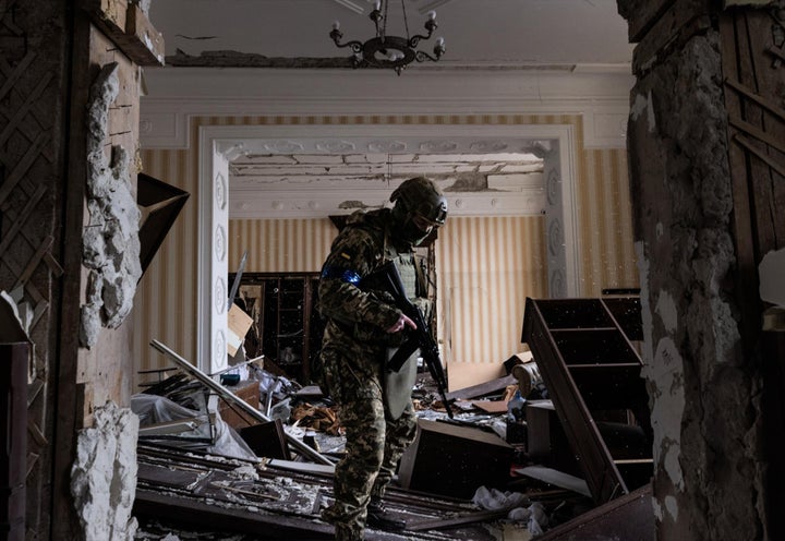 Un soldado ucraniano revisando los destrozos de un bombardeo en un edificio residencial en Járkov.
