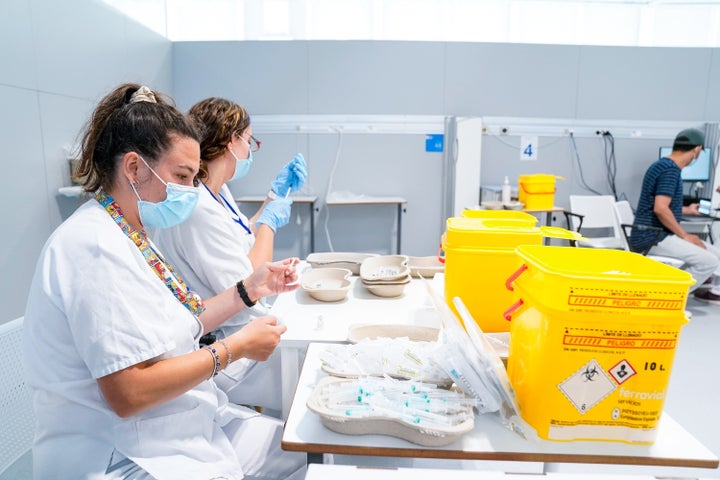 Trabajadoras sanitarias en el Hospital Enfermera Isabel Zendal de Madrid.