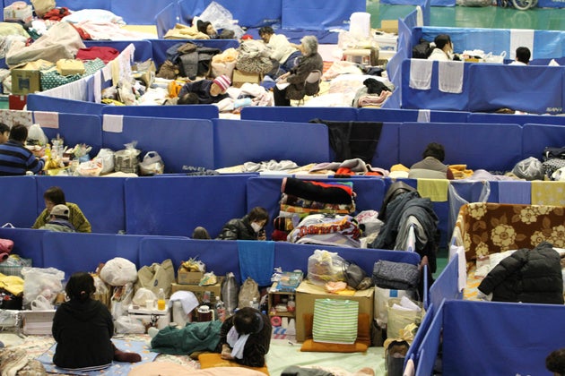 パーテーションで仕切られた避難所(2011年、宮城県石巻市の河北総合センター)