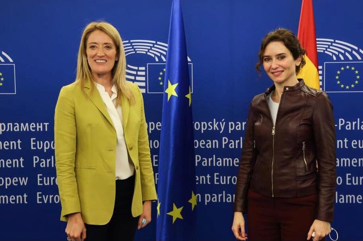 Roberta Metsola, presidenta del Parlamento Europeo, e Isabel Díaz Ayuso, presidenta de la Comunidad de Madrid.