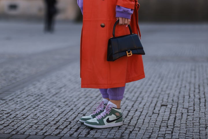 Zapatilla Nike y bolso de Balenciaga