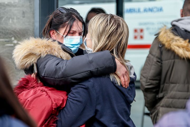 Dos ucranianas se abrazan a su llegada al centro de Pozuelo de Alarcón (Madrid) el 18 de marzo.