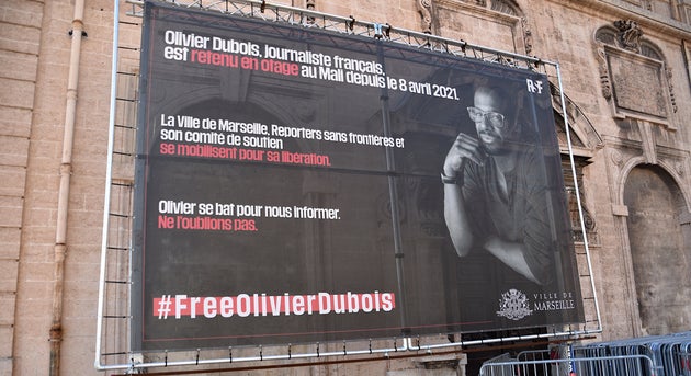 De Paris à Marseille, les villes de France affichent leur soutien au journaliste français.