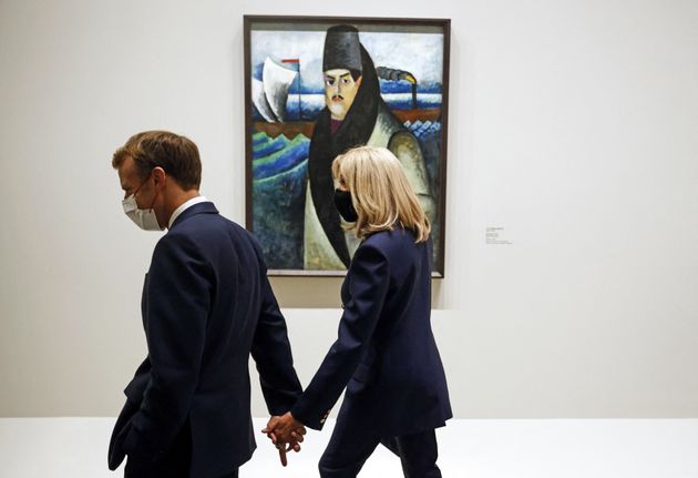 Emmanuel Macron et Brigitte Macron devant la tableau 