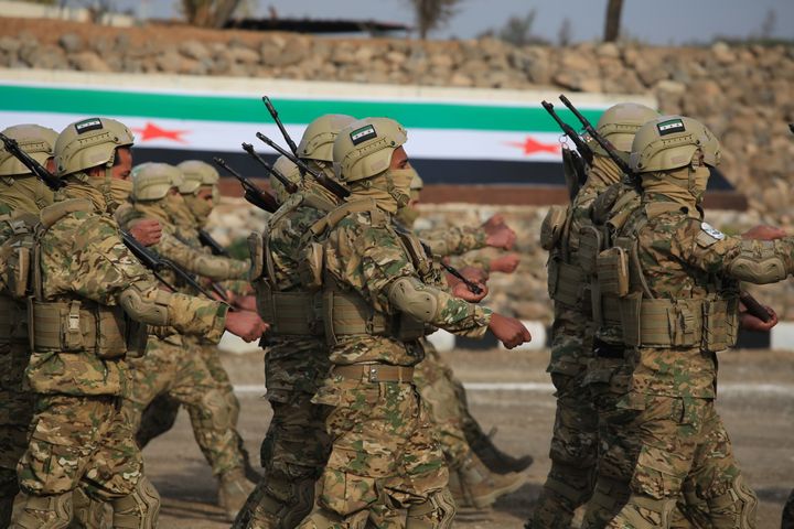 Combatientes del Ejército sirio desfilando.