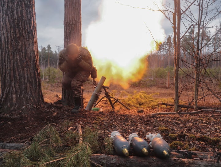 Un soldado ucraniano abre fuego de mortero en el maco de los combates para recuperar terreno en las afueras de Kiev.