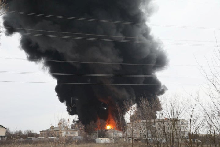 Moscú acusa a Ucrania de bombardear un depósito de combustible en suelo ruso | El HuffPost Internacional